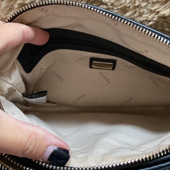 Beautiful Guess handbag with charms - Picture 6 of 9